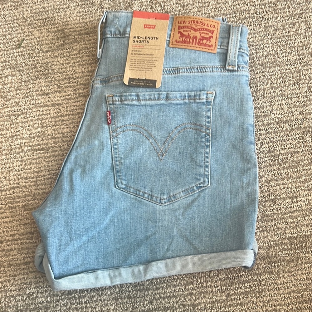 Light wash size 29 denim levi shorts
